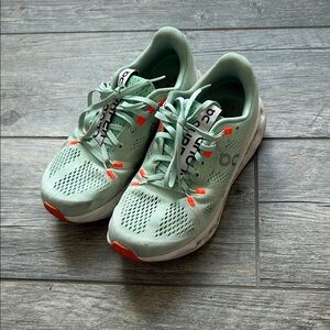 On Running Women's Cloud Surfers